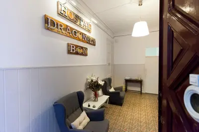 a waiting room with a dreamel bar sign on the wall at Hostal Dragonflybcn in Barcelona