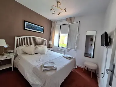 a bedroom with a bed and a desk in it at Casa acogedora familiar en la montaña in Pallejá