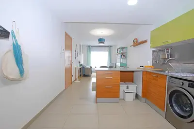 a kitchen with a sink and a washing machine at Petit niu · Petit niu · Apartamento AC - 3 min de la playa in Vilassar de Mar