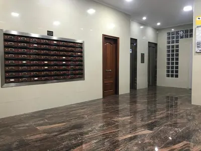 a wine cellar with a wall of wine bottles at Habitación Amaya 2 in Las Corts