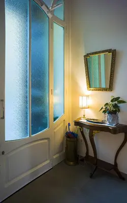 a room with a window and a table with a lamp at Cal Peó B&B Cardedeu in Cardedeu