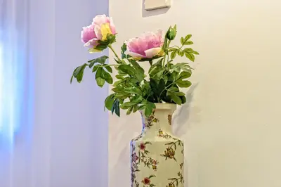 a vase with flowers in it sitting on a table at Tata's House, junto playa y Barcelona Centro in Masnou