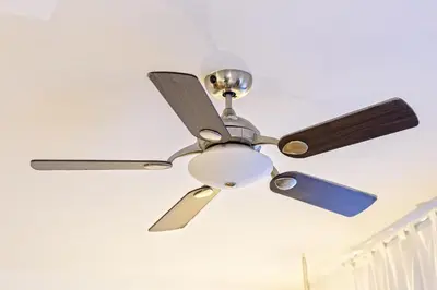 a ceiling fan on a white ceiling at Tata's House, junto playa y Barcelona Centro in Masnou
