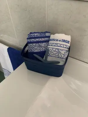 a blue container sitting on a counter with towels at CASA la PAU in Vilassar de Mar