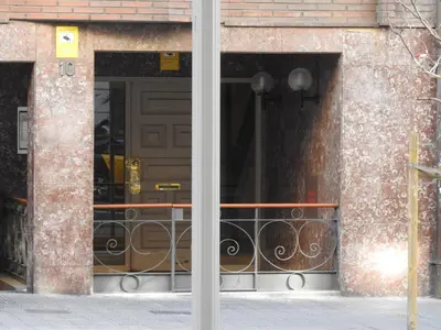 a store front with a door and a balcony at Atic Gaudi-Gracia in Barcelona