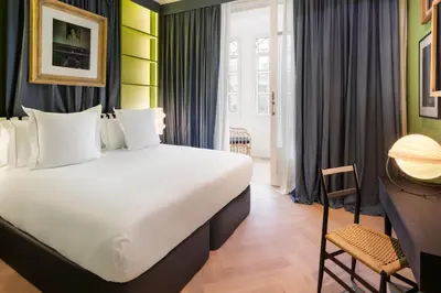 a hotel room with a large bed and a desk at One Shot Aragó in Barcelona