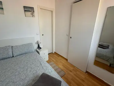 a bedroom with a bed and a mirror at Ático ideal en Barcelona in Barcelona