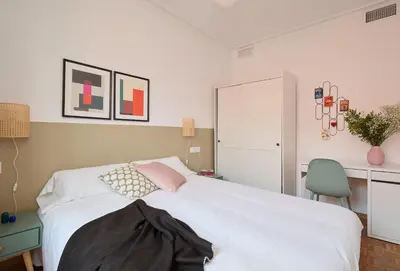 a bedroom with a bed and a desk and a chair at Casa Cosi - El Farro 3 in Barcelona