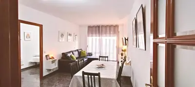 a living room with a table and a couch at Apartamento Centric para 6 cerca de a playa y el tren in Premiá de Mar