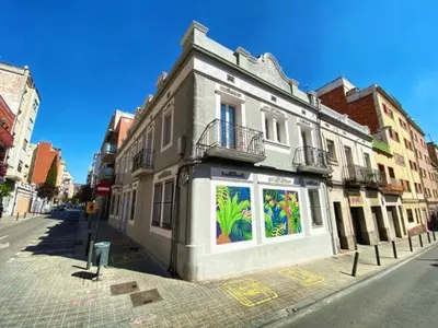 a building with a mural on the side of a street at Casa nanit apt a in Hospitalet de Llobregat