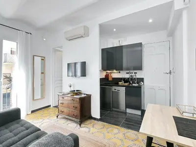 a living room with a couch and a kitchen at Casa nanit apt a in Hospitalet de Llobregat