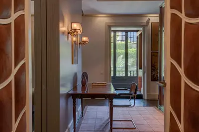 a hallway with a table and a window in a house at SuiteaBcn II in Barcelona