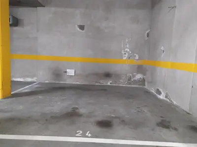 an empty garage with a yellow stripe on the wall at Apartamento Arenys de Munt - Costa Barcelona, Maresme - in Arenys de Munt