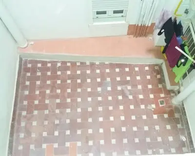 a hallway with a checkered floor in front of a door at Apartamento Sagrada Familia in Barcelona
