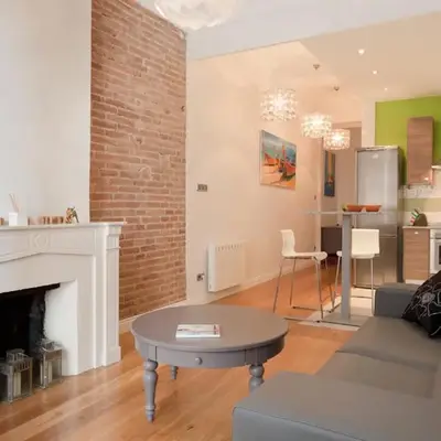 LUXURY BARCELONA CENTRAL CITY COSY 3 BEDROOM APARTMENT WITH PRIVATE TERRACE