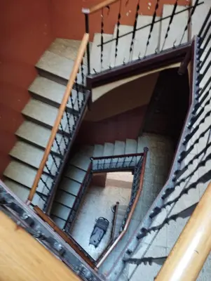 an overhead view of a spiral staircase with a car at Àtico lumineux à 10 min du centre ville in Hospitalet de Llobregat