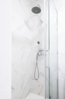 a bathroom with a shower with a glass door at Apartamento NUEVO con encanto en SAGRADA FAMILIA in Barcelona