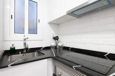 a kitchen with a sink and a mirror at Apartamento NUEVO con encanto en SAGRADA FAMILIA in Barcelona