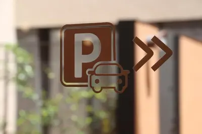 a parking sign on the side of a building at Hotel Orangine in Hospitalet de Llobregat