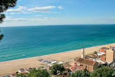 a view of a beach with buildings and the ocean at Casa grande y céntrica con piscina en zona peatonal in Montgat