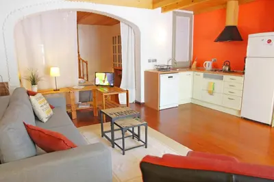 a living room with a couch and a kitchen at Urban Loft Barcelona Diagonal super ubicación wifi in Barcelona