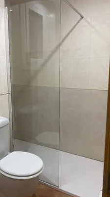 a bathroom with a glass shower with a toilet at Apartamento tranquilo cerca de la Sagrada Familia in Barcelona