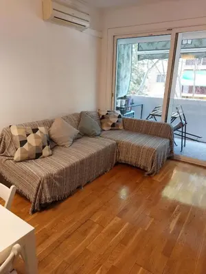 a living room with a couch and a table at Apartamento tranquilo cerca de la Sagrada Familia in Barcelona