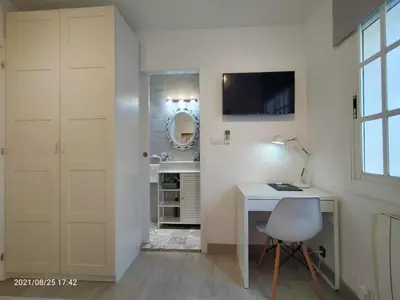 a bathroom with a sink and a desk and a mirror at Casa Flores del Mediterráneo in Badalona