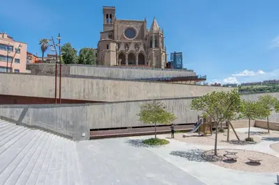 a building with a clock tower in the background at Apartamento Arbones de Manresa in Manresa