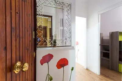 a room with a mirror and two red poppies at Sagrada Familia Butterfly in Barcelona