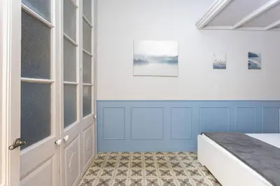 a bedroom with blue and white walls and a door at Apartamento Clsico Con Terraza in Barcelona