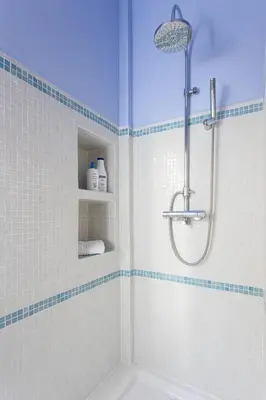 a bathroom with a shower and a tub at Apartamento Clsico Con Terraza in Barcelona