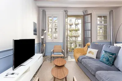 a living room with a couch and a tv at Apartamento Clsico Con Terraza in Barcelona