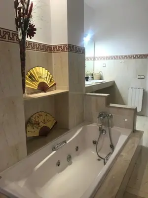 a large white bath tub in a bathroom at Gran apartamento de 4 habitaciones en Sitges in Sitges