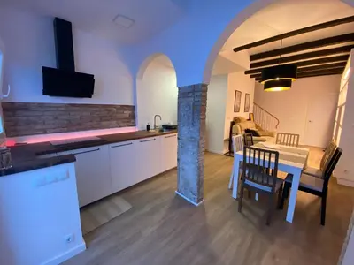 a kitchen and dining room with a table and chairs at Casa adosada a 20 min centro de Barcelona in Hospitalet de Llobregat