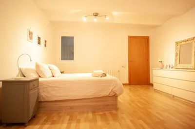 a bedroom with a bed with a lamp on it at Apartamento zona Sagrada Familia in Barcelona