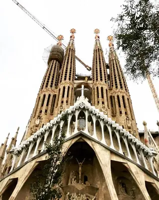 a large church with towers on top of it at Apartamento zona Sagrada Familia in Barcelona