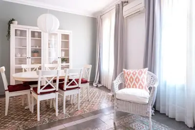a dining room with a table and chairs at Casa Cosi - Sant Gervasi 3 in Barcelona