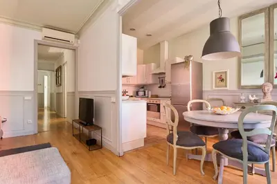 a kitchen and dining room with a table and chairs at Casa Cosi - Sant Gervasi 2 in Barcelona