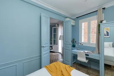 a blue bedroom with a desk and a bed at Casa Cosi - El Farro 1 in Barcelona