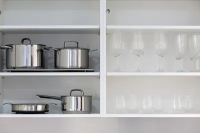 a kitchen with two pots and wine glasses at 8 lacus VICTORIA in Hospitalet de Llobregat