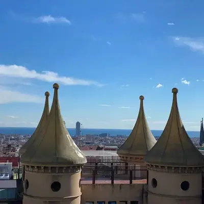 Amazing sea and Sagrada Familia views homey apartment