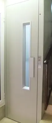 a glass door with a mirror in a room at Apartamento Kemacu in Barcelona