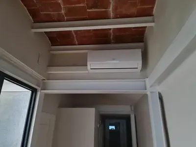a ceiling with a air conditioner in a room at Opening Doors Vilassar. Family house Beach & Relax in Vilassar de Mar