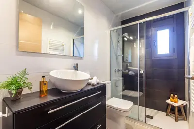 a bathroom with a sink and a toilet and a shower at Casa 20 minutos de Barcelona y WIFI alta capacidad in Sant Cugat del Vallès