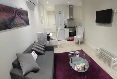 a living room with a couch and a table at Barcelona, Apartamento de 2 habitaciones. in Hospitalet de Llobregat