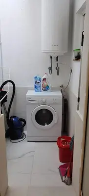 a kitchen with a washing machine in a room at Barcelona, Apartamento de 2 habitaciones. in Hospitalet de Llobregat