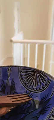 a blue vase sitting on top of a table at BARCELONA DUPLEX DE 3 HABITACIONES in Hospitalet de Llobregat