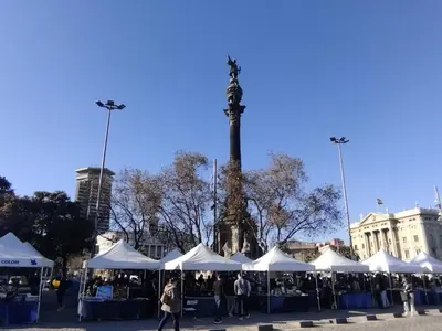 a group of white tents in front of a monument at AEROPUERTO BARCELONA -Mi colibrí in El Prat de Llobregat