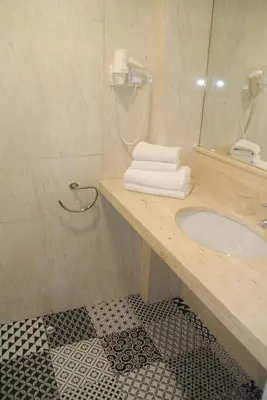 a bathroom with a sink and a mirror at Hostal Aslyp 114 in Barcelona